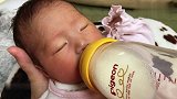 新生儿第一次用奶瓶喝奶，吸得滋滋作响，戴耳机听这声音真好听