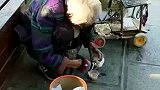 老奶奶捡到一条奄奄一息的小狗，给小狗喂食