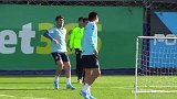 训练新花样！体验网式足球的快乐 武磊上演头槌霸气扣杀