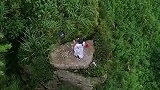 贵州一悬崖上站着一白衣男子，无人机飞过去一看，高手在练功