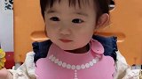 妈妈给小萝莉做了玉米面条和稀饭，小萝莉都爱吃