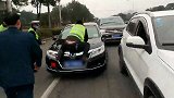 私家车司机公然抗拒检查顶着执法人员逃逸  交警：司机已被控制