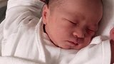 才出生一天的小宝宝长得好漂亮，脸上干干净净的，真想亲一口！