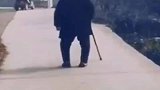 老奶奶不动，我是一点也不敢动，我只能一动不动