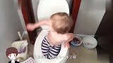 1岁娃上厕所半小时不出来，推开门一看，瞬间笑岔气