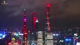 男子楼上邻居每天冲几十次马桶，于是偷偷报警，打开门后傻眼了