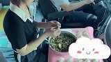丈夫跑大货车，妻子默默陪伴给丈夫包饺子