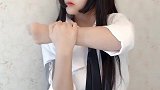 这个姑娘太酷了，手势舞玩的好人也美，你们感觉怎么样