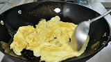 今天做一盘香菇炒鸡蛋，香菇和鸡蛋这样炒香辣下饭，老婆说没吃够