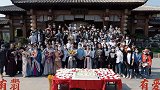 电视剧《有翡》顺利杀青众演员捧花合影笑容灿烂显温馨