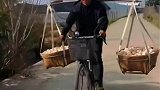 挑着鸡蛋骑车子，大爷就是大爷