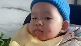 孩子不乖乖吃饭，妈妈就给孩子看电视剧片段，喂饭不再是难事