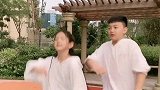 龙凤胎兄妹跳舞，这兄妹俩上辈子是不是情侣，妹妹长的太漂亮了