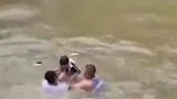 小孩不慎掉进水库被冲出三四十米远 危急时刻，一群好汉冲了出来