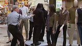 国外恶搞，商场内抓小偷，没想到却瞬间变成了假人