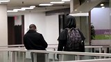 老外戴面具整蛊学习的妹子，妹子被吓跑