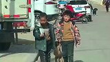 俩孩子拖着狗子逛街，狗子看起来手足无措
