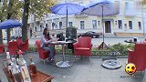 国外恶搞系列，下水道爬出个人，瞬间客人没有胃口了，太逗了