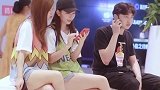 街拍到的一幕，这么可爱的男孩子，小姐姐们真的不考虑一下吗