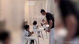 C罗洗手小课堂!亲自给小宝宝消毒 网友:果然同龄人能玩到一起