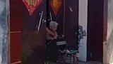 四兄弟争着赡养老母亲，嫂子趁弟弟家没人
