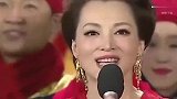 董卿是一位非常优秀的主持人，才貌双全美丽大方的女性