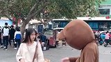 这是我见过最调皮的小熊，看把小姐姐气的！