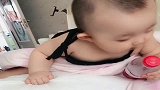九个月的宝宝啃瓶盖，被妈妈发现后就是这个表情，下一秒萌翻了！