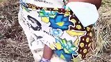 非洲黑人妈妈带宝宝下地干活，宝宝不哭不闹好懂事啊