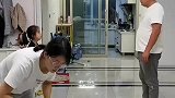 爸爸和女儿在客厅玩游戏，接下来的操作让人哭笑不得