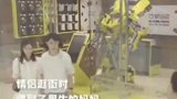 男生带聋哑女友逛街遇妈妈，女孩自卑转身离去，妈妈举动令人暖心