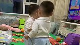 双胞胎兄弟抢玩具，弟弟打完哥哥看事情不妙，接下来的反应绝了！