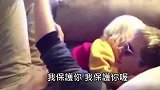 宝宝着老爸的头一顿打，接下来女儿的动作，爸妈都笑岔气了