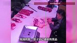 肉贩趴在摊位前打盹，顾客竟顺手拿尖刀戳醒，当事人回应：是老主顾开玩笑