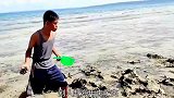 印尼小娃娃赶海现场，见鱼就用石头砸石头