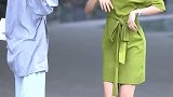 绿色裙子的小姐姐好看呀，估计是大部分男生的梦中情人