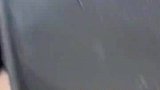 老爷爷蹬三轮带着老伴遛弯，上坡时后座奶奶一个动作感动