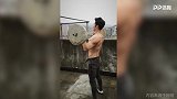 有腹肌就有人撩！小哥哥满身腱子肉 自家楼顶就能健身