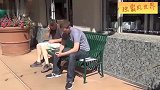国外爆笑街头恶搞：男子坐长椅被粘一身油漆，路人反应亮了