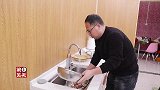 阿飞做了一锅捞面条，河南人的中午饭，一会扒拉一大碗，带劲