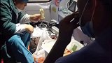 近日，河南。医护人员饿了，救护车里随便吃点垫肚子，这是为了救人，没必要质疑。我们需要更多理解和包容。