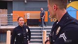 老鸟不但拿了女警的枪而且拿枪之前绝对偷看了
