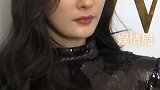 杨幂 黑色亮片裙搭配这大粗眼线，近距离下感受如何？