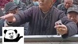 台上演员唱完戏，台下老戏迷激动到掉牙