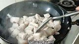 红烧肉别再做老一套了，加点香菇一起烧，入口软糯，回味浓香