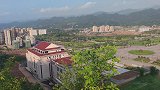 四川偏远山城，坐落在大山沟，身后就是连绵大山