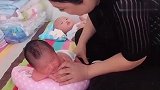 专业月嫂教宝宝趴着睡觉,宝宝好像很不满意,大声朝月嫂叫了一声