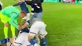 德丙球队比勒菲尔德淘汰勒沃库森 赛后球迷冲场庆祝