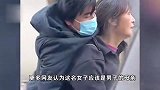南京一年迈母亲背着成年儿子艰难行走？市民称二人不是骗子，官方回应