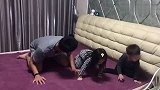 老爸在家带娃竟然是这样的，你们就不担心妈妈回来了吗？